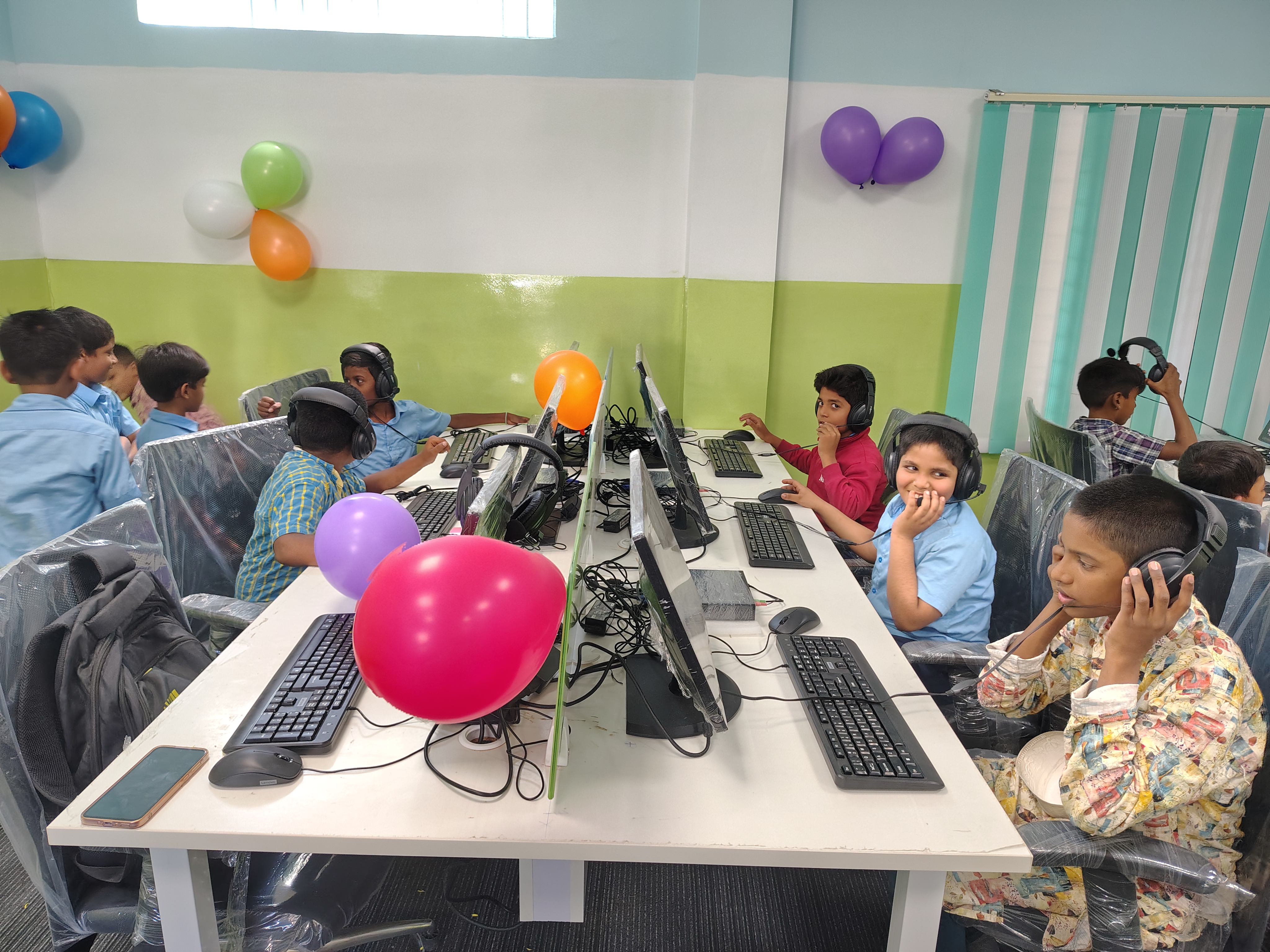 Students at an Aahwahan-supported computer lab